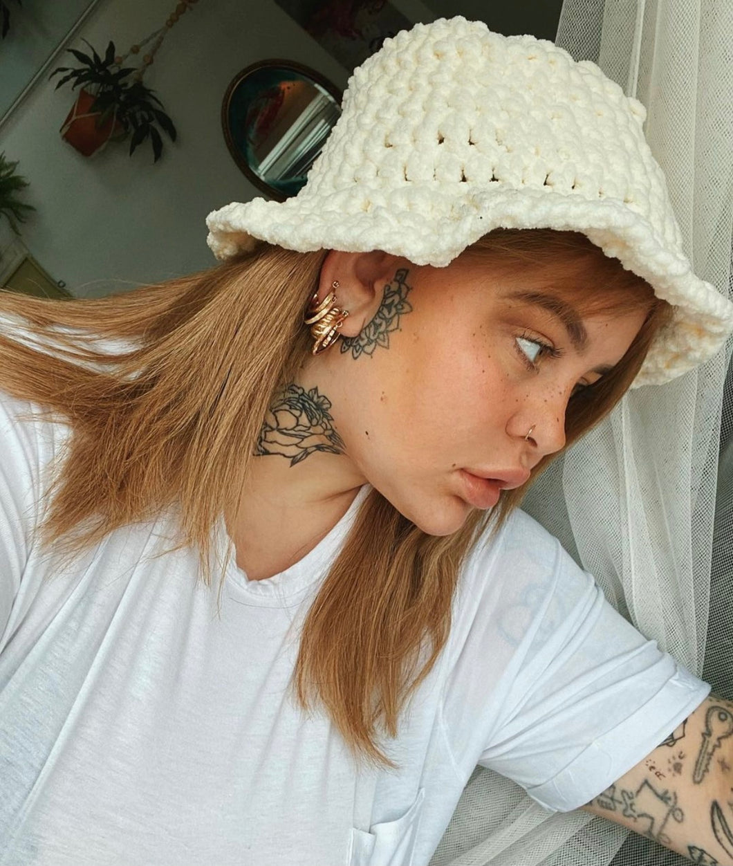 SOFT WHITE BUCKET HAT